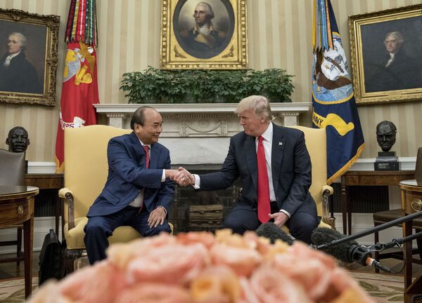 Thủ tướng Nguyễn Xuân Phúc và Tổng thống Mỹ Donald Trump gặp gỡ trong Nhà Trắng - Sputnik Việt Nam