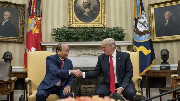 Thủ tướng Nguyễn Xuân Phúc và Tổng thống Mỹ Donald Trump gặp gỡ trong Nhà Trắng - Sputnik Việt Nam