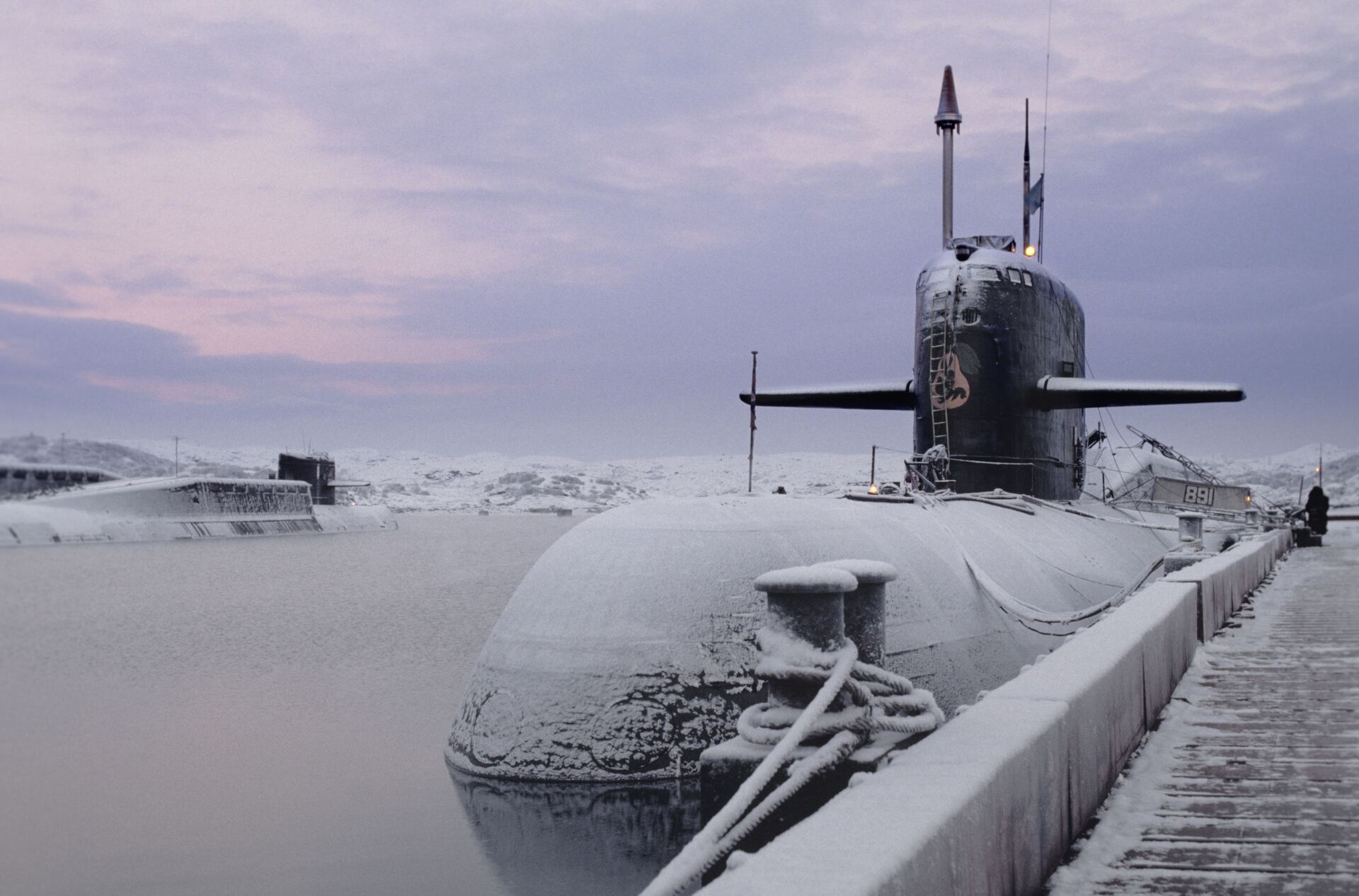 Tàu ngầm hạt nhân của Hạm đội Biển Bắc - cạnh bức tường neo đậu trên căn cứ hải quân. - Sputnik Việt Nam, 1920, 23.02.2024