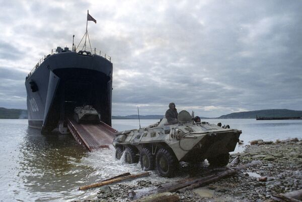 Trên bờ Biển Barents. Huấn luyện đổ bộ lính thủy quân từ tàu đổ bộ  cỡ lớn. - Sputnik Việt Nam