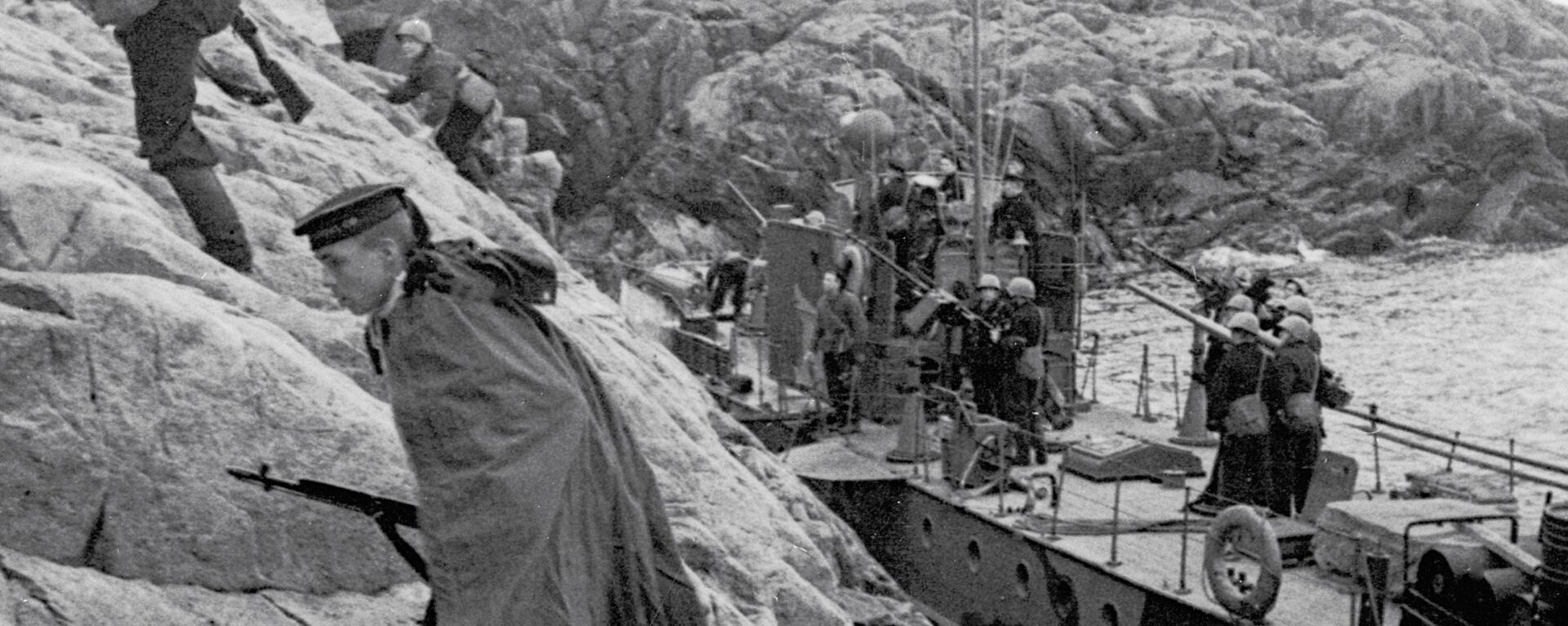 Ảnh lưu trữ. Chiến tranh thế giới thứ hai. Thủy quân lục chiến Hạm đội Biển Bắc đổ bộ lên bờ biển đang bị kẻ thù chiếm đóng. - Sputnik Việt Nam, 1920, 11.11.2021