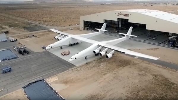Lần đầu tiên chiếc máy bay vận tải lớn nhất thế giới có khả năng phóng tên lửa đẩy đã rời khỏi nhà chứa máy bay trên sa mạc Mojave, California. - Sputnik Việt Nam