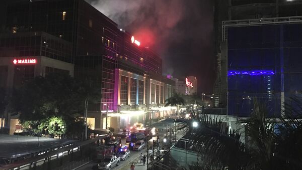Smoke rises from the Resorts World Manila complex early Friday, June 2, 2017 in Manila, Philippines. - Sputnik Việt Nam