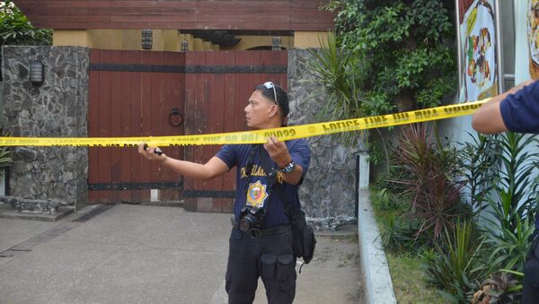 Police mark the crime scene with a yellow tape where two Chinese diplomats were killed in Cebu province, central Philippines on Wednesday Oct. 21, 2015 - Sputnik Việt Nam
