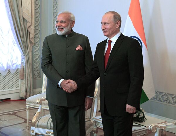 Thủ tướng Ấn Độ Narendra Modi và Tổng thống Nga Vladimir Putin gặp gỡ trong khuôn khổ Diễn đàn Kinh tế Quốc tế Saint-Peterburg -2017 (SPIEF). - Sputnik Việt Nam