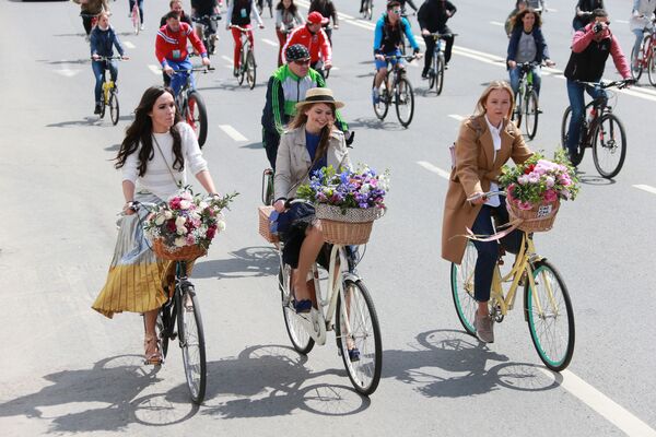 Những người tham gia cuộc Diễu hành Xe đạp toàn Nga lần thứ V ở Matxcơva - Sputnik Việt Nam