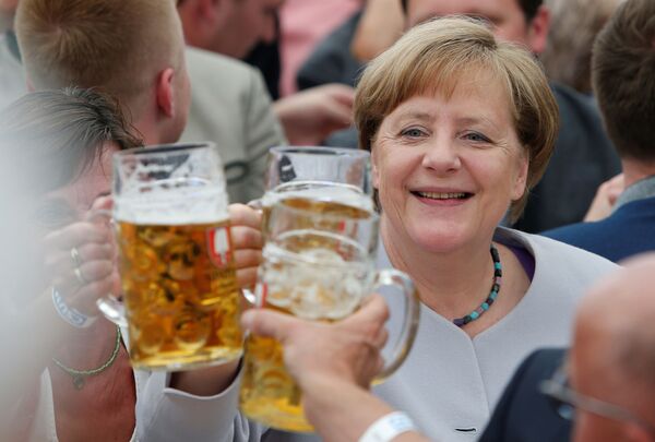 Thủ tướng Đức Angela Merkel trong lễ hội Trudering ở Munich. - Sputnik Việt Nam