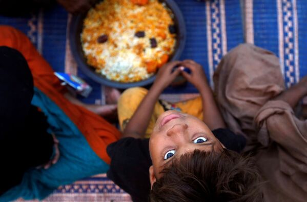 Pakistan. Karachi. Cậu bé ở chỗ phân phát đồ ăn từ thiện trong tháng chay Hồi giáo Ramadan. - Sputnik Việt Nam