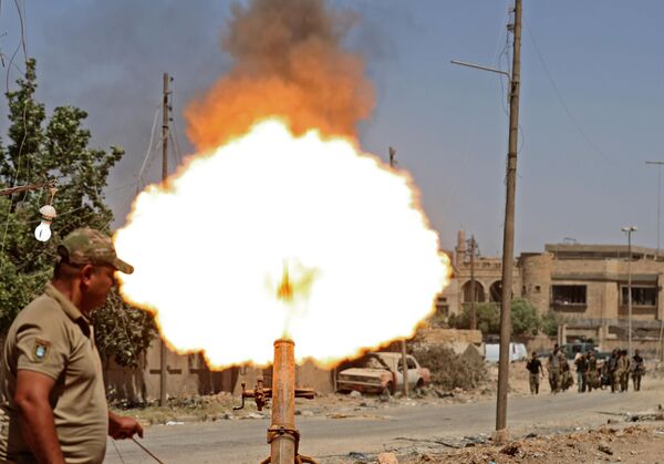 Phần tây của Mosul. Lực lượng Iraq bắn súng phóng lựu vào vị trí của các chiến binh IS. - Sputnik Việt Nam