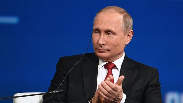 Vladimir Putin phát biểu tại phiên họp toàn thể SPIEF. - Sputnik Việt Nam