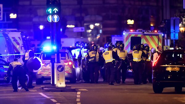 Police attend to an incident on London Bridge in London, Britain, June 3, 2017 - Sputnik Việt Nam