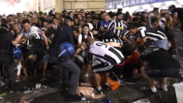 Football Soccer - Juventus v Real Madrid - UEFA Champions League Final - San Carlo Square, Turin, Italy - June 3, 2017 Juventus' fans run away from San Carlo Square following panic created by the explosion of firecrackers as they was watching the match on a giant screen - Sputnik Việt Nam