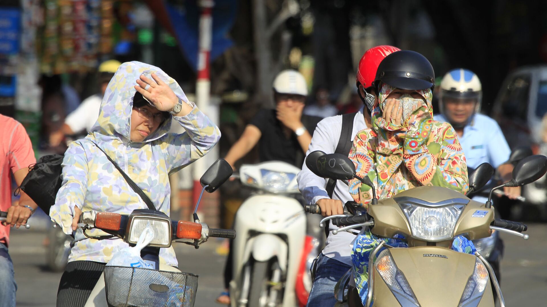 Người dân Hà Nội lái xe máy dưới nắng nóng - Sputnik Việt Nam, 1920, 28.01.2022