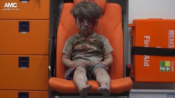 cậu bé được gọi là biểu tượng đau khổ của Aleppo - Sputnik Việt Nam