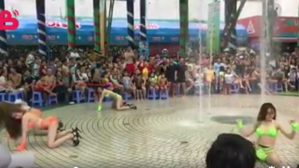 Khán giả bức xúc với màn nhảy múa mát mẻ tại Đầm Sen - Sputnik Việt Nam