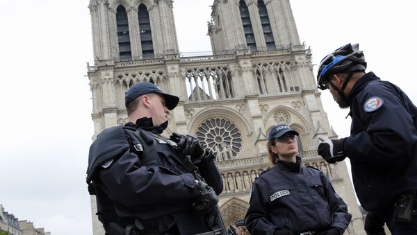 French police officers patrol outside Notre Dame Cathedral (File) - Sputnik Việt Nam