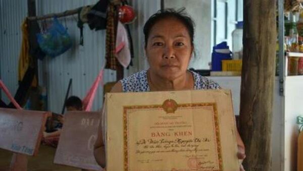 Bằng khen của Chính phủ trao tặng cho cha mẹ bà Vi Thị Kim Niên vào năm 1987 nhưng đến nay bà mới được nhận - Sputnik Việt Nam