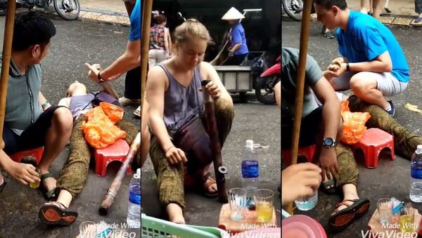 Cô gái Tây hút thuốc lào say ngất ngây trên phố Hà Nội - Sputnik Việt Nam