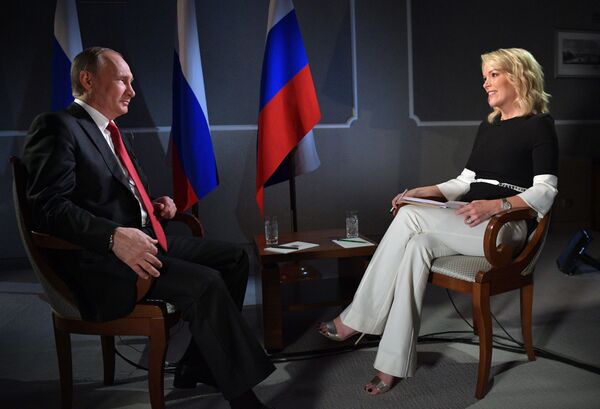 03 tháng Sáu. Saint Petersburg. Tổng thống Nga Vladimir Putin trả lời phỏng vấn của người dẫn chương trình NBC News, nhà báo Megyn Kelly. - Sputnik Việt Nam