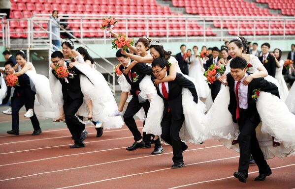 Trung Quốc. Cuộc thi vui trong thời gian đám cưới tập thể của các sinh viên Học viện Công nghệ Cáp Nhĩ Tân - Sputnik Việt Nam