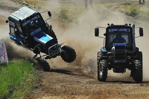 Cuộc đua máy kéo Bison-Track-Show ở vùng Rostov (miền Nam Nga). - Sputnik Việt Nam