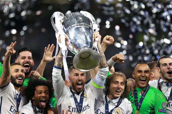 Cầu thủ xuất sắc của Real Madrid - Sergio Ramos - với chiếc Cup trong  lễ trao giải sau khi chiến thắng đội Juventus Turin trong trận đấu cuối cùng của Giải bóng đá Liên đoàn mùa giải 2016/17 ... - Sputnik Việt Nam
