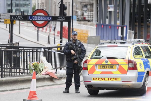 Cảnh sát phong tỏa phía bắc chiếc cầu London sau vụ tấn công khủng bố vào đêm sang ngày 04 tháng Sáu. - Sputnik Việt Nam