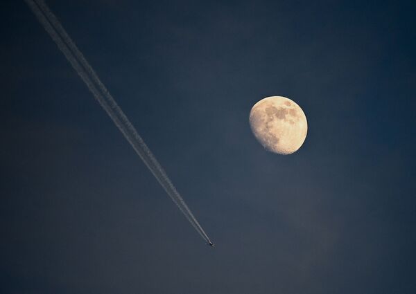 Bầu trời đêm. Mặt trăng và ….máy bay. Phóng viên ảnh của Sputnik tác nghiệp. - Sputnik Việt Nam