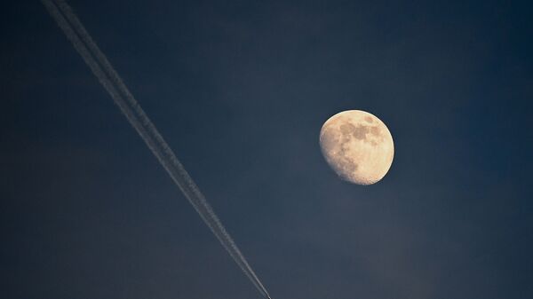 Bầu trời đêm. Mặt trăng và ….máy bay. Phóng viên ảnh của Sputnik tác nghiệp.  - Sputnik Việt Nam