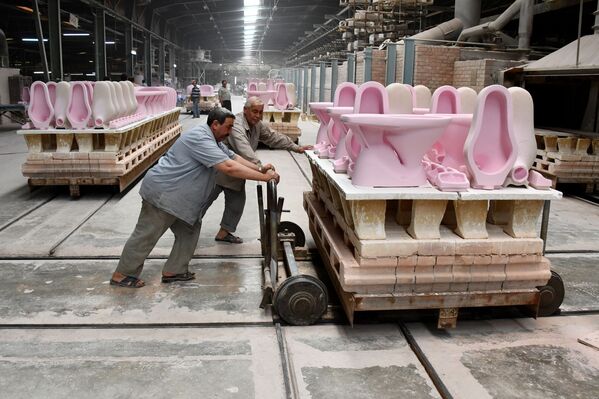 Syria. Bất chấp chiến tranh, cuộc sống vẫn tiếp nối. Trong phân xưởng của Nhà máy gốm sứ ở thành phố Hama. - Sputnik Việt Nam