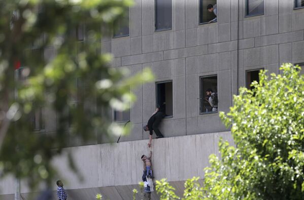 7 tháng Sáu. Cứu người từ tòa nhà Quốc hội Iran ở Tehran sau cuộc tấn công khủng bố. - Sputnik Việt Nam