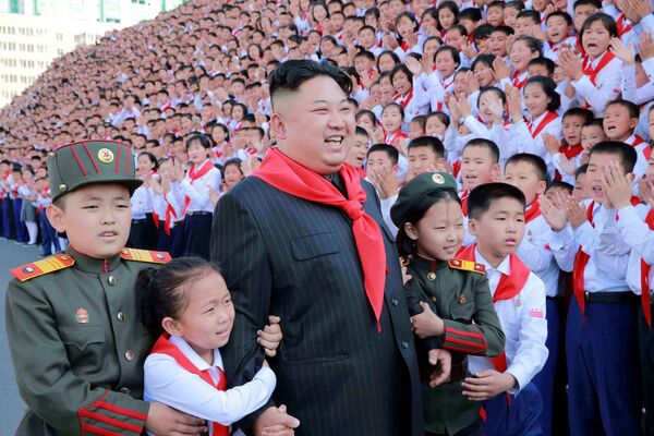 Bình Nhưỡng. Nhà lãnh đạo Bắc Triều Tiên Kim Jong-un với các thành viên tham gia Đại hội Liên đòan Thiếu nhi Triều Tiên. - Sputnik Việt Nam