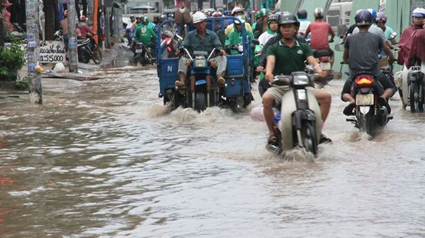 Trận mưa với vũ lượng lớn đổ xuống như trút trên nhiều địa bàn các quận, huyện tại TP.HCM - Sputnik Việt Nam