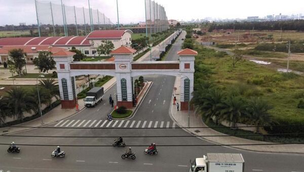 Cổng vào sân golf trong sân bay Tân Sơn Nhất - Sputnik Việt Nam