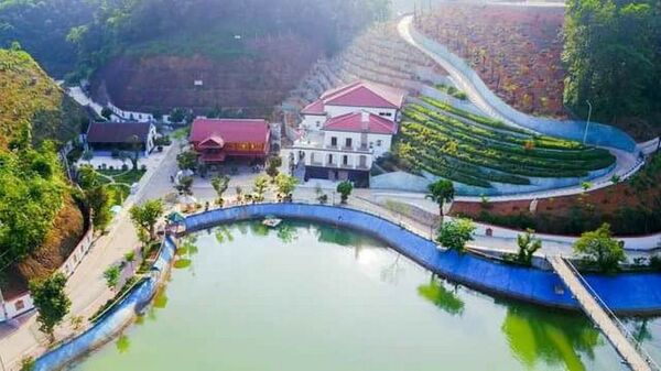 Đây là biệt phủ của Phạm Sỹ Quý, giám đốc sở TN-MT tỉnh Yên Bái, xây dựng trái phép trên đất rừng (1,3 ha). Đây là biệt phủ của Phạm Sỹ Quý, giám đốc sở TN-MT tỉnh Yên Bái, xây dựng trái phép trên đất rừng (1,3 ha). - Sputnik Việt Nam