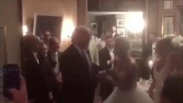 Ông Trump “lạc” vào một đám cưới trong câu lạc bộ golf - Sputnik Việt Nam