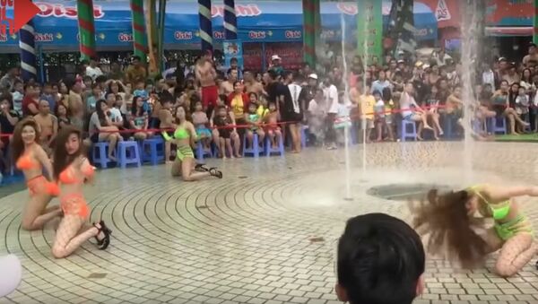 Múa 'mát mẻ' tại Đầm Sen, khán giả bức xúc - Sputnik Việt Nam