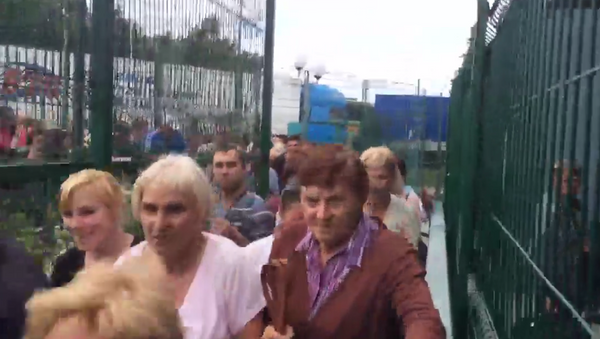 Dân Ukraina dẫm đạp lên nhau tại biên giới Ba Lan sau miễn thị thực (video) - Sputnik Việt Nam
