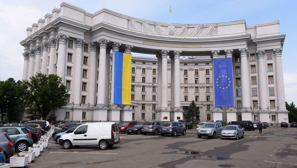 Здание МИДа Украины с национальным флагом Украины и флагом Евросоюза на фасаде - Sputnik Việt Nam