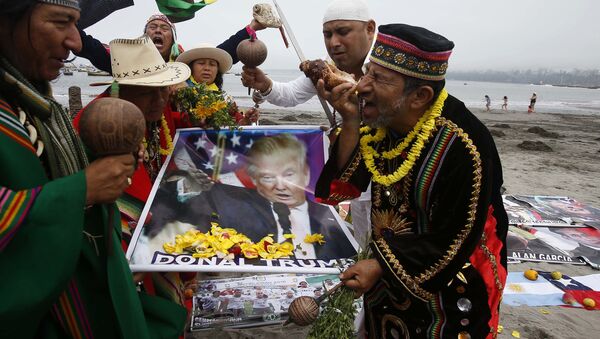 Шаманы Перу с постером, изображающим Дональда Трампа. Архивное фото - Sputnik Việt Nam