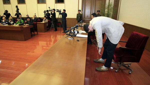 American student Otto Warmbier, right, bows as Warmbier is presented to the reporters on Monday, Feb. 29, 2016, in Pyongyang, North Korea - Sputnik Việt Nam