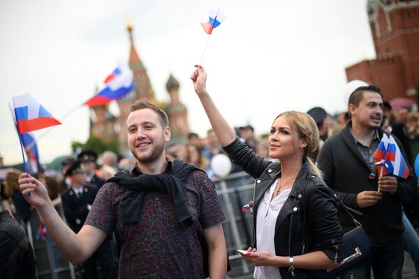 Matxcơva, 12 tháng Sáu. Khán giả xem buổi biểu diễn trên Quảng trường Đỏ dành riêng kỷ niệm Ngày Nước Nga. - Sputnik Việt Nam