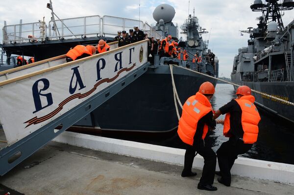 Tuần dương hạm Cận vệ mang tên lửa “Varyag” thuộc  Hạm đội Thái Bình Dương của Nga trở về Vladivostok  sau chuyến đi dài. - Sputnik Việt Nam