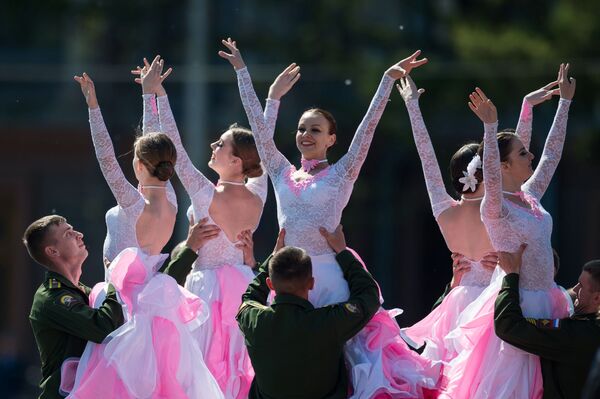 Nga, Omsk. Nữ thành viên tham gia khiêu vũ tập thể biểu diễn tại lễ hội tốt nghiệp của sinh viên Học viện Kỹ thuật-Quân sự địa phương. - Sputnik Việt Nam