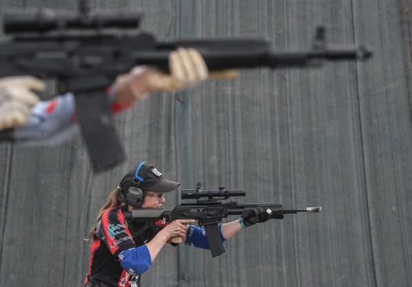 Nữ thành viên tham gia World Cup đầu tiên về môn bắn súng carbine, tổ chức ở khu vực Matxcơva. - Sputnik Việt Nam