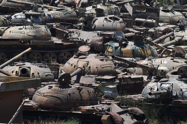 Syria. Những chiếc xe tăng hư hại trong chiến đấu được đưa về  nhà máy sửa chữa ở thành phố Homs. - Sputnik Việt Nam