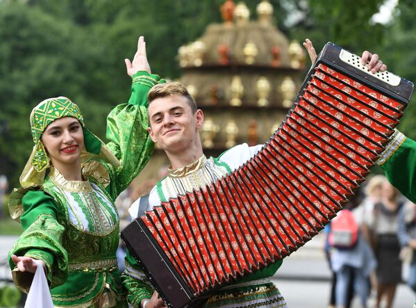 Matxcơva. Ngày hội của lòng hiếu khách Nga SamovarFest. Những người tham gia mặc trang phục dân tộc Nga niềm nở chào đón các vị khách ... - Sputnik Việt Nam