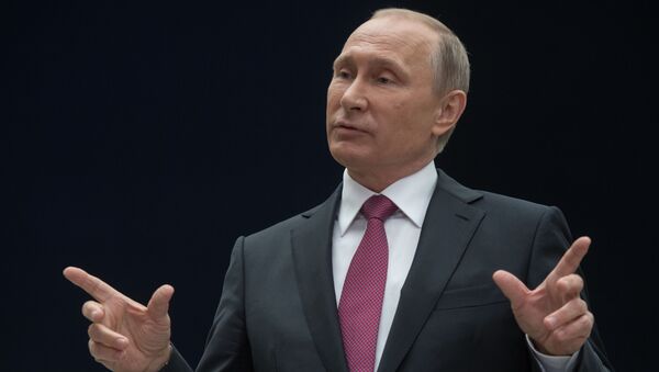 Президент РФ Владимир Путин отвечает на вопросы журналистов после ежегодной специальной программы Прямая линия с Владимиром Путиным - Sputnik Việt Nam