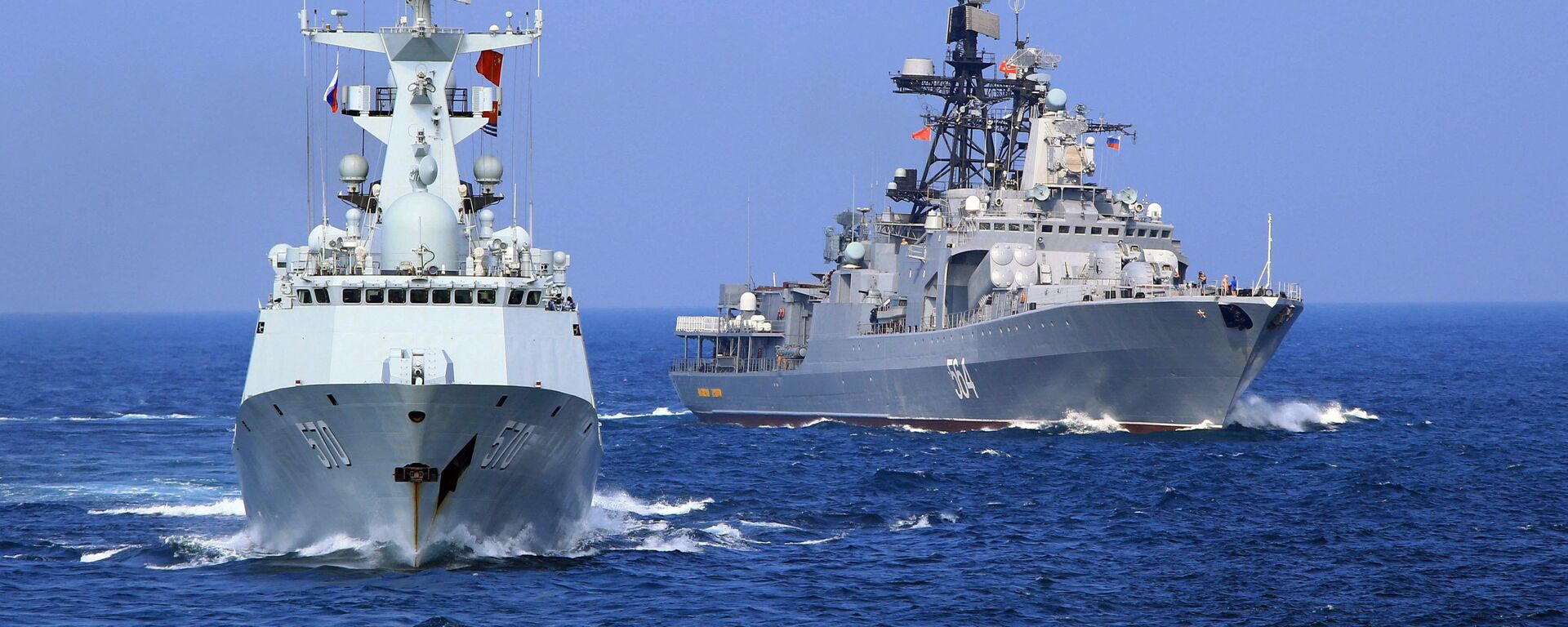 In this Friday, Sept. 16, 2016 photo released by Xinhua News Agency, Chinese Navy frigate Huangshan, left, and Russian Navy antisubmarine ship Admiral Tributs take part in a joint naval drill at sea off south China's Guangdong Province. - Sputnik Việt Nam, 1920, 15.10.2021