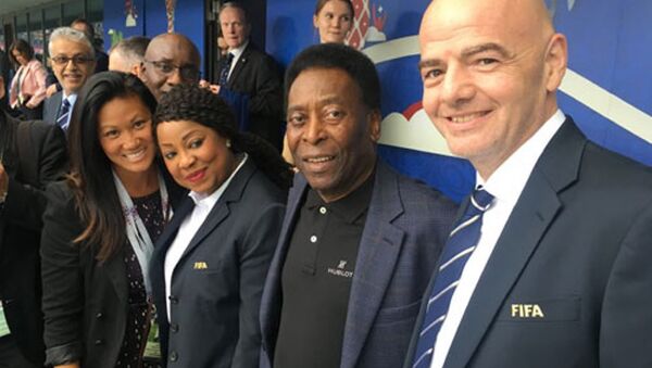 Từ trái qua phải: Theresa Tran, Tổng thư ký FIFA Fatma Samoura, Pele, Chủ tịch FIFA Gianni Infantino trong trận khai mạc Confederations Cup 2017. - Sputnik Việt Nam